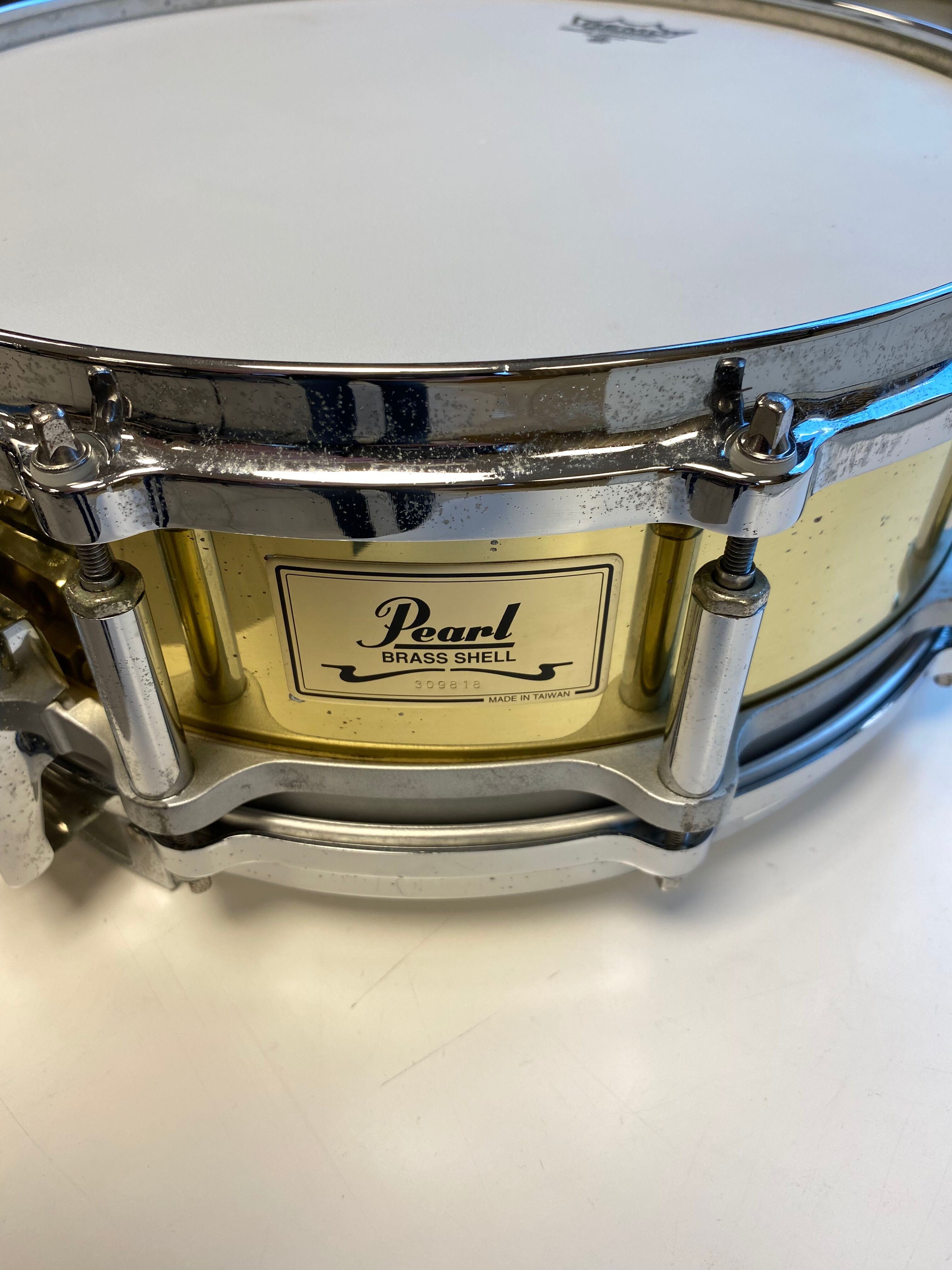 Se (DEMO) Pearl Free Floating 14 x 5" Brass Snare hos Allround Musik